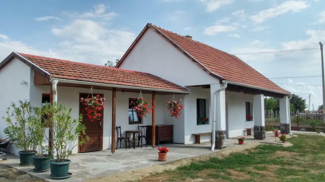 Hotel Oncsa Vendeghaz Gyöngyös Exterior foto